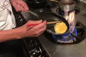 蛋包饭之神，教你三步学会半流质蛋包，一刀切开蛋液流出太美味！