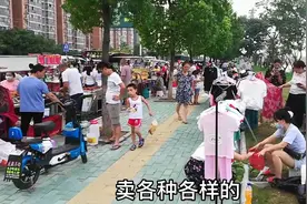 到武汉光谷东边葛店摆地摊，位置不收费卖了175块，夜市很热闹！视频封面