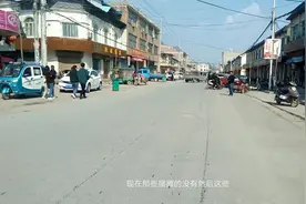 响应政府号召，集市上一律不许摆摊，街里真干净啊