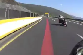 摩友第一视角目睹骑伴高速飙车出事故，提醒我们要安全驾驶视频封面