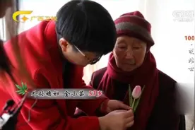 100岁爷爷每天都会为去世的爱人献上一束小花，仪式庄重又浪漫