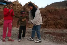 凉山彝族姑娘的日常生活，看见他们蹦蹦跳跳让我想起了童年的回忆视频封面