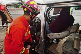 河南：面包车高速上追尾拖车，司机双腿被卡动弹不得视频封面