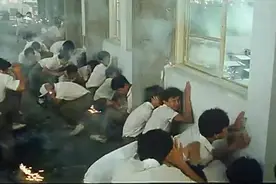 同学会：男同学整蛊老师，考场里面放爆竹，吓得老师直往桌下钻！视频封面