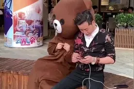 网红熊真是太奇葩了，没事喜欢去脱别人的鞋子，这下熏晕了吧视频封面