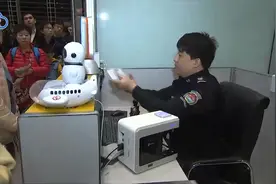 坚守岗位，守护旅客乘机！机场安检工作人员凌晨五点就已上岗……视频封面