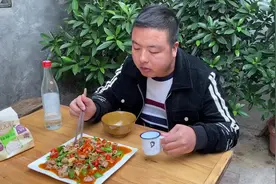 猪小肠这样吃才叫爽，一人吃着3斤，喝上一瓶二锅头，真过瘾