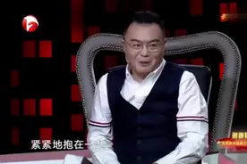 少数民族女孩致谢汉族大叔，大叔要求重转转椅， 满场欢笑和掌声视频封面