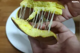 拉丝蛋糕，有着蛋糕的绵软、铜锣烧的外表、披萨的拉丝，好吃。