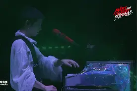 2019 华晨宇火星演唱会现场版《疯人院》不愧是个音乐鬼才。