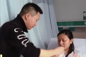 新生儿低血糖，妈妈却虚弱躺病床上，助产士为孩子喂上第一口母乳视频封面