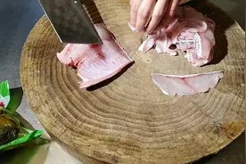 用黑鱼做酸菜鱼，大厨讲解用黑鱼如何片出薄如纸的鱼片，汤汁浓白