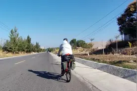 小伙把山地自行车粗胎换成窄胎，换完感觉能飞起来，就差双翅膀了视频封面