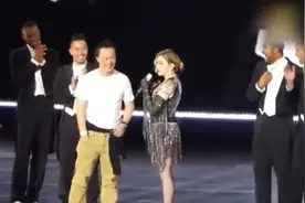 麦当娜香港演唱会，一男子被叫上了台,原来是热心歌迷陈奕迅视频封面