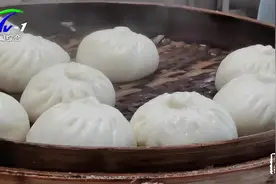 5块钱买回俩包子，咬下一看没蒸熟，怒找上门被烫后索赔3万5