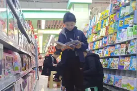 小学生到超市看书，被啥书迷住了？看的不想回家，宝妈忍不住发飙视频封面