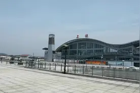 江西上饶火车站奇特景象，普铁和高铁车站相邻而建，国内独一家？