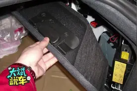 汽车油箱盖卡死打不开怎么办？这里有个应急开关，知道的人不多视频封面