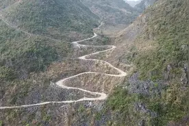 大化农村，像这样没有硬化的路面，有多少车可以通过呢视频封面