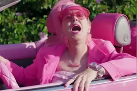 老太太多年痴迷粉红色，连葬礼主题都要粉色的，被称为粉红女郎视频封面