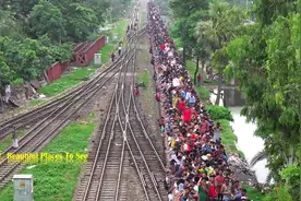 印度的火车，里三层外三层，很好奇司机驾驶在哪里