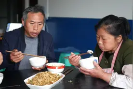 早餐需要营养搭配，老妈做一盘鱼籽焖豆腐，三个人吃得精光！