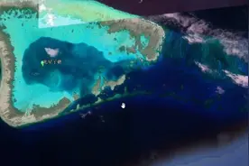 南沙群岛安渡滩西南端的光星仔礁，被马来西亚控制，礁形呈三角形