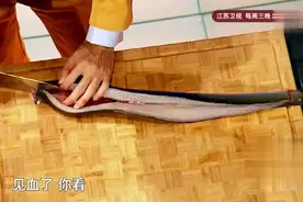 星厨：刘一帆展示如何给鳗鱼剔骨，整个过程行云流水，太帅了