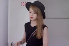 学校新来一个极品美女，腿长的让男生自卑，小伙看得眼睛都挪不开视频封面