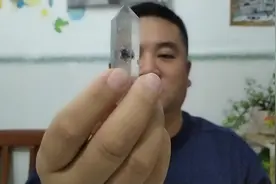 分享老爸遗留下来的水晶石，棱角分明，中间有一团黑黑的不明物体视频封面