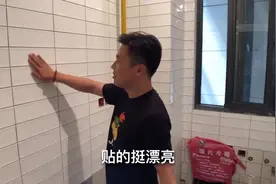 厨房贴小白砖效果也不错，橱柜背后用废砖，装修费用又能省一点