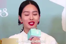 杨采钰造型简单，白衬衫配牛仔裤比较复古的穿搭，和她气质很般配视频封面