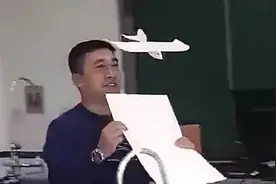 利用斜坡气流上升原理悬浮纸飞机，这个老师学生们会一直记住他的视频封面
