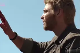 看看一道玻璃把天空分成绿两半有多可怕，牛瞬间被劈成了两半视频封面