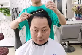 大圆脸高额头大叔就爱这款“大背头”发型 适合任何脸型的男士 帅