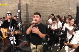 超牛吉他手郝浩瀚街头吉他弹唱-屌丝男士主题歌，现场气氛嗨爆了