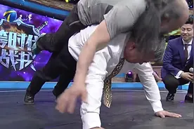 跨时代战书：曹老师现场展示负重俯卧撑，厉害一面震撼全场视频封面