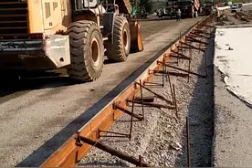 水稳基层摊铺施工现场视频