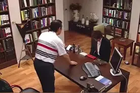 富少跪求爸爸想智恩道歉，爸爸：你这个白痴！