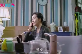 美女以为是老妈敲门，竟裹着浴巾去开门，不料下秒尴尬极了！视频封面