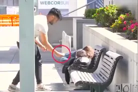 国外测试：小哥偷偷塞给流浪汉100美金，之后发生的事，让人感动视频封面