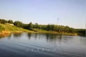 我的家就在那座青山绿水畔的小山村，有一湾碧波常常荡漾在我梦中视频封面