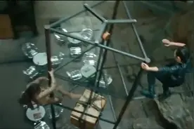 动作：老外女特务对敌中国女汉子，拳拳到肉招招凶狠，精彩！