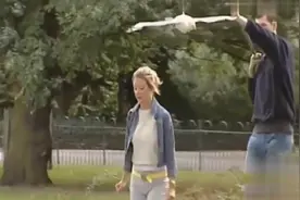 国外爆笑街头恶搞：大鸟头顶盘旋，鸟粪攻击吓坏路人视频封面