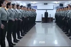 女兵仪仗队训练，都是大美女，汗水浸透了她们的衣服，真实霸气视频封面