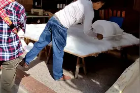 广东农村小镇上一斤棉花多少钱？店主用棍子弹棉花的棉被见过吗