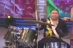 孙小宝金玲架子鼓《敢问路在何方》精彩至极，现场观众掌声连连视频封面