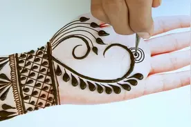 最新的手纹设计，画个2直接演变成美丽的花纹，厉害了