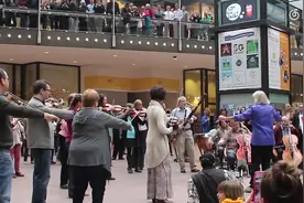 【贝多芬街头快闪】这次又被强大的音乐力量触动了泪点视频封面