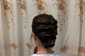 夏天短头发扎脖子又热又痒！这样扎凉快又好看.